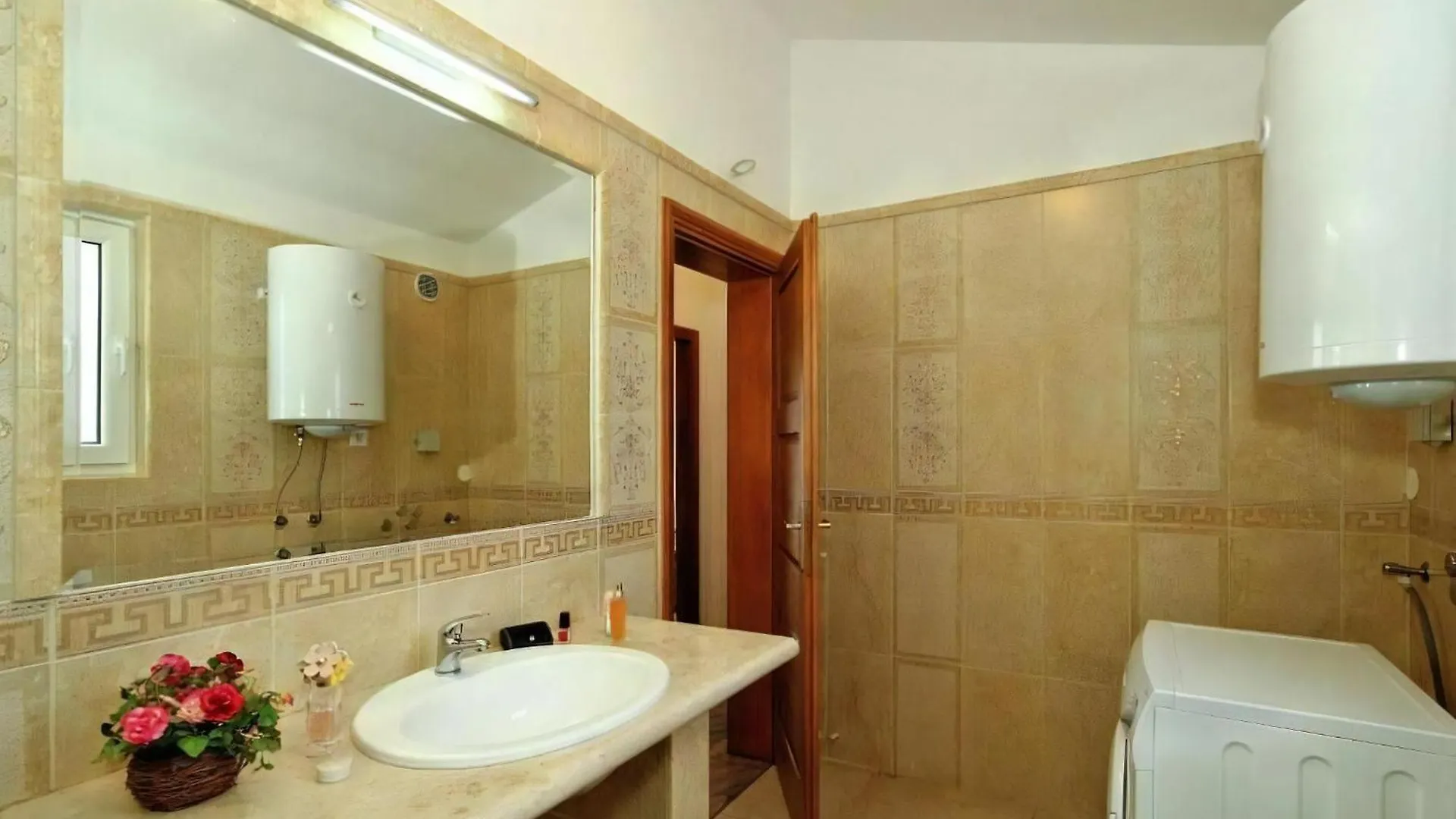 Дом отдыха Ferienhaus Mit Pool, Terrasse Und Parkplatz Буйе