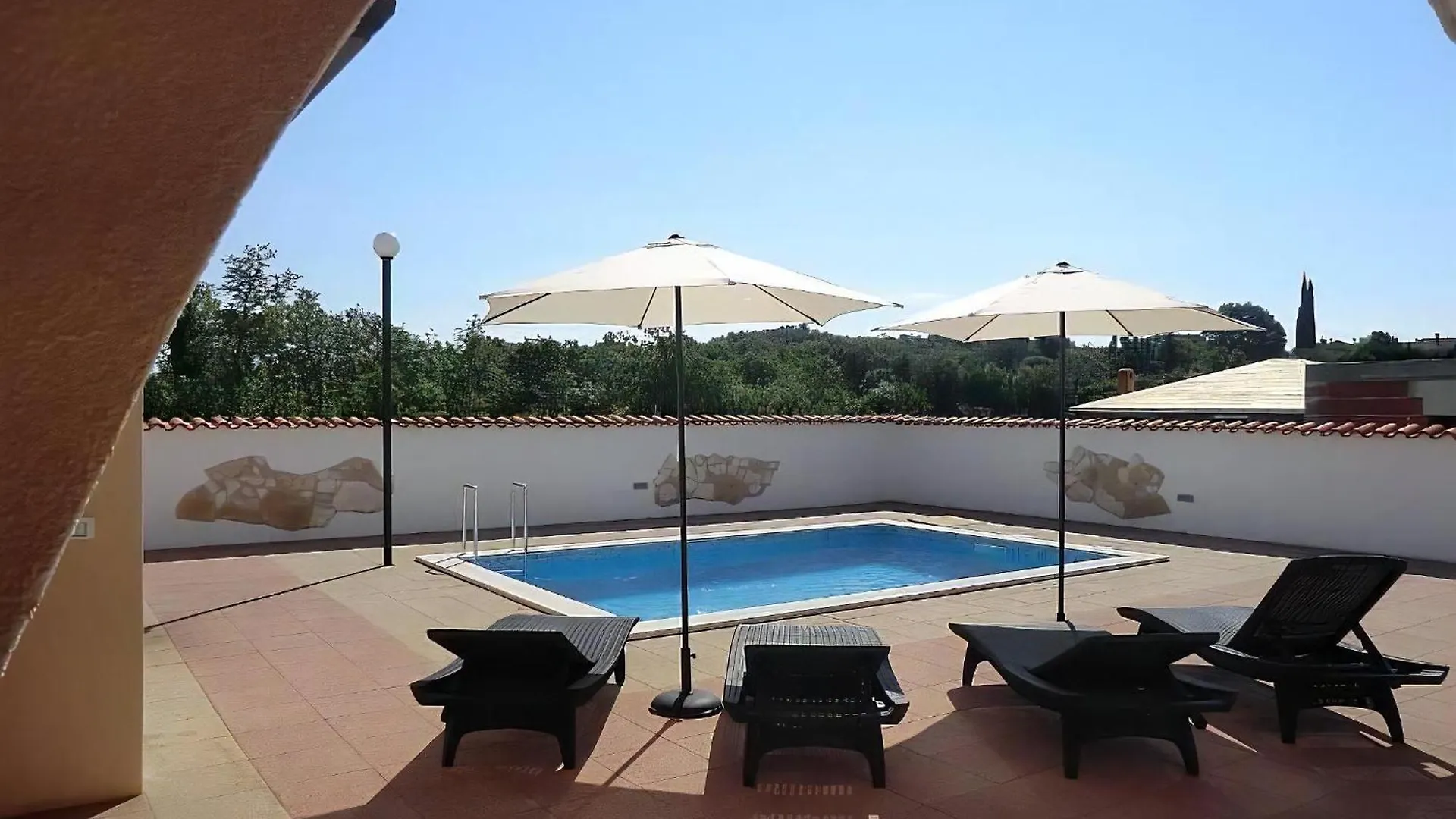 Дом отдыха Ferienhaus Mit Pool, Terrasse Und Parkplatz Буйе